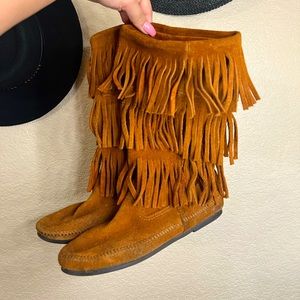 Minnetonka Fringe Boots 9